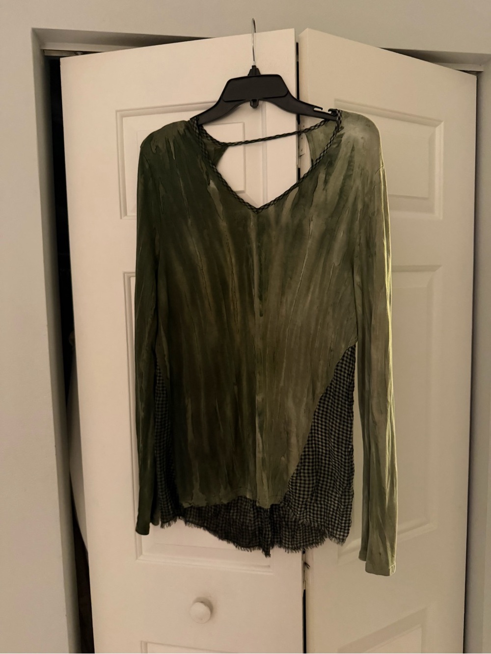 XCVI Women's Olive Green Long-Sleeve V-Neck Top large